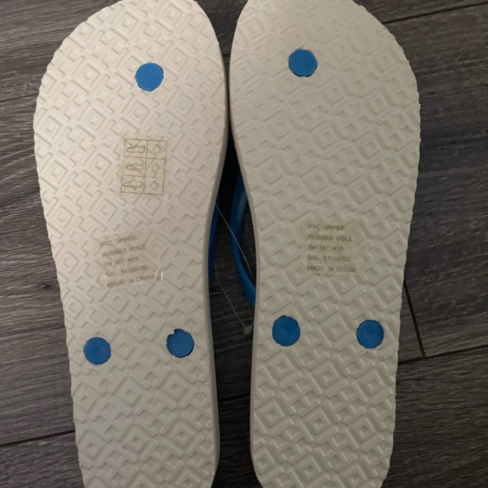 New in box Tory Burch flip flop - Picture 3 of 4